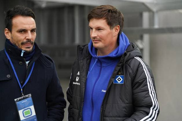 Fußball, 2. BL, Karlsruher SC - Hamburger SV 2. Bundesliga: Karlsruher SC vs Hamburger SV Merlin Polzin (Hamburger SV Interimsweise Trainer Co-Trainer) auf dem Weg zum Interview vor dem Spiel mit Sky 2. Bundesliga: Karlsruher SC vs Hamburger SV, BBBank Wildpark, Sonntag 01.12.2024