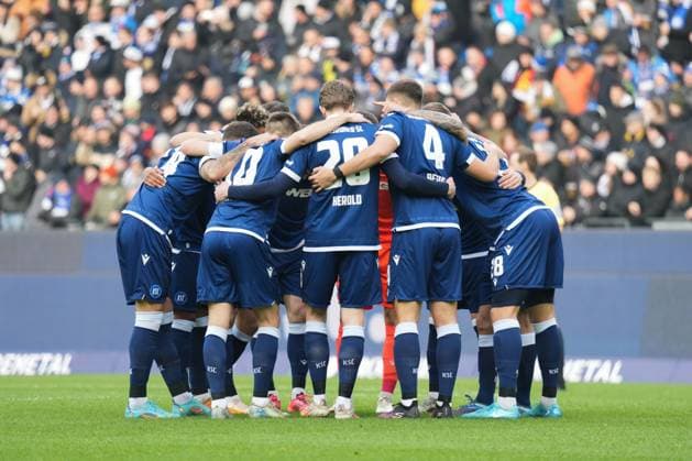 2. Bundesliga: Karlsruher SC vs Hamburger SV Die Mannschaft vor dem Anpfiff im Teamkreis 2. Bundesliga: Karlsruher SC vs Hamburger SV, BBBank Wildpark, Sonntag 01.12.2024