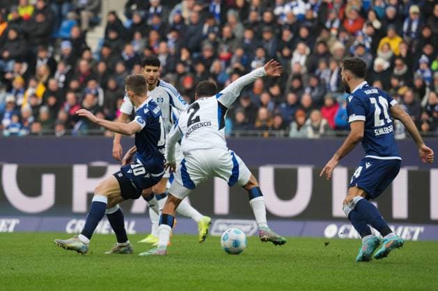 2. Bundesliga: Karlsruher SC vs Hamburger SV Zweikampf zwischen Mikelbrencis William (Hamburger SV 2) und Wanitzek Marvin (Karlsruher SC 10) 2. Bundesliga: Karlsruher SC vs Hamburger SV, BBBank Wildpark, Sonntag 01.12.2024