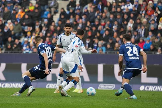 2. Bundesliga: Karlsruher SC vs Hamburger SV Zweikampf zwischen Mikelbrencis William (Hamburger SV 2) und Wanitzek Marvin (Karlsruher SC 10) 2. Bundesliga: Karlsruher SC vs Hamburger SV, BBBank Wildpark, Sonntag 01.12.2024