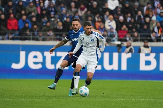 2. Bundesliga: Karlsruher SC vs Hamburger SV Zweikampf zwischen Mikelbrencis William (Hamburger SV 2) und Schleusener Fabian (Karlsruher SC 24) 2. Bundesliga: Karlsruher SC vs Hamburger SV, BBBank Wildpark, Sonntag 01.12.2024