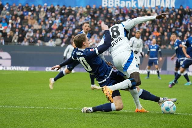 2. Bundesliga: Karlsruher SC vs Hamburger SV Zweikampf am Karlsruher Strafraum zwischen Herold David (Karlsruher SC 20) und Jatta Bakery (Hamburger SV 18) mit Klärung zum Eckball 2. Bundesliga: Karlsruher SC vs Hamburger SV, BBBank Wildpark, Sonntag 01.12.2024