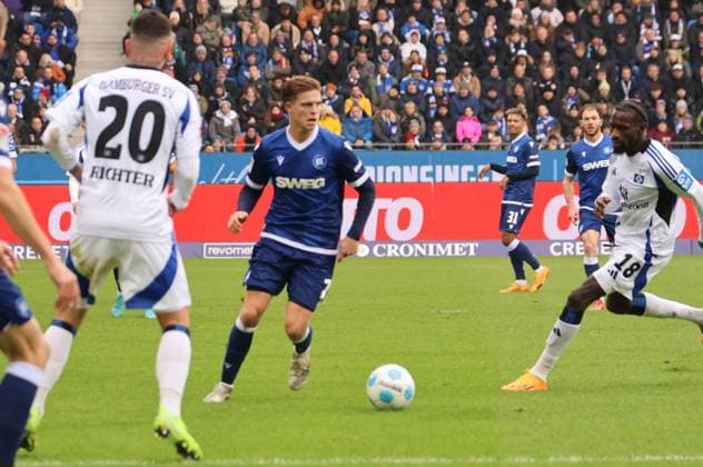 01.12.2024, xhettx, Fussball 2.Bundesliga, Karlsruher SC - Hamburger SV emspor, v.l. Marco Richter (Hamburger SV, 20), DÅ¾enis BurniÄ‡ (Karlsruhe SC, 7), Bakery Jatta (Hamburger SV, 18) (DFL DFB REGULATIONS PROHIBIT ANY USE OF PHOTOGRAPHS as IMAGE SEQUENCES and or QUASI-VIDEO) Karlsruhe
