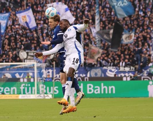01.12.2024, xhettx, Fussball 2.Bundesliga, Karlsruher SC - Hamburger SV emspor, v.l. David Herold (Karlsruhe SC, 20) im Duell mit Bakery Jatta (Hamburger SV, 18) (DFL DFB REGULATIONS PROHIBIT ANY USE OF PHOTOGRAPHS as IMAGE SEQUENCES and or QUASI-VIDEO) Karlsruhe