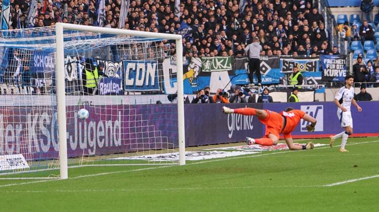 01.12.2024, xhettx, Fussball 2.Bundesliga, Karlsruher SC - Hamburger SV emspor, v.l. Max Weiß (Karlsruhe SC, 1) kommt nicht dran. 1:2 HSV (DFL DFB REGULATIONS PROHIBIT ANY USE OF PHOTOGRAPHS as IMAGE SEQUENCES and or QUASI-VIDEO) Karlsruhe