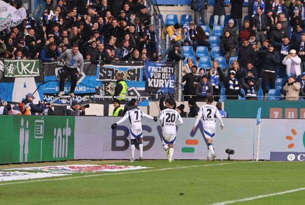 01.12.2024, xhettx, Fussball 2.Bundesliga, Karlsruher SC - Hamburger SV emspor, v.l. Jean-Luc DompÃ (Hamburger SV, 7), Marco Richter (Hamburger SV, 20), William Mikelbrencis (Hamburger SV, 2) (DFL DFB REGULATIONS PROHIBIT ANY USE OF PHOTOGRAPHS as IMAGE SEQUENCES and or QUASI-VIDEO) Karlsruhe