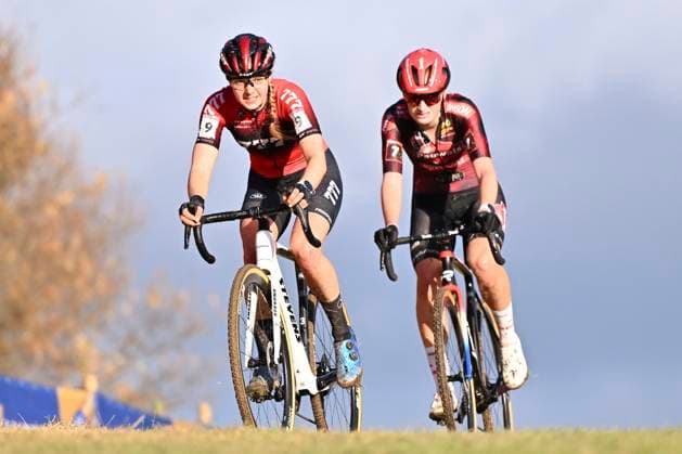 UCI Cyclocross World Cup Dublin 2024 DUBLIN, IRELAND - DECEMBER 01 : Van Alphen Aniek (NED) of Cyclocross Reds and Bentveld Leonie (NED) of Pauwels Sauzen - Bingoal during the second leg of the UCI Cyclocross World Cup series 2024-2025 for Women Elite in Dublin, Ireland, 01 12 2024 Dublin Ireland  Copyright: xBcex