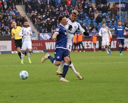 01.12.2024, xhettx, Fussball 2.Bundesliga, Karlsruher SC - Hamburger SV emspor, v.l. harter check gegen Nicolai Rapp (Karlsruhe SC, 17) von Ransford Königsdörffer (Hamburger SV, 11) (DFL DFB REGULATIONS PROHIBIT ANY USE OF PHOTOGRAPHS as IMAGE SEQUENCES and or QUASI-VIDEO) Karlsruhe