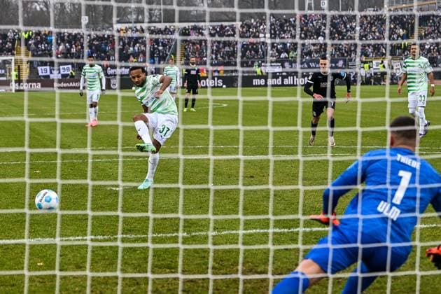 Sport Themen der Woche KW48 Sport Bilder des Tages GER, 2. BL, SSV Ulm 1846 vs SpVgg Greuther Fürth 01.12.2024, Donaustadion, Ulm, GER, 2. BL, SSV Ulm 1846 vs SpVgg Greuther Fürth, im Bild Tor zum 0:1 per Elfmeter durch Julian Green (Fuerth, 37) gegen Niklas Thiede (SSV Ulm, 1) *** GER, 2 BL, SSV Ulm 1846 vs SpVgg Greuther Fürth 01 12 2024, Donaustadion, Ulm, GER, 2 BL, SSV Ulm 1846 vs SpVgg Greuther Fürth, in the picture goal to 0 1 by penalty kick by Julian Green Fuerth, 37 vs Niklas Thiede SSV Ulm, 1 nordphotoxGmbHx xHafner nph00200
