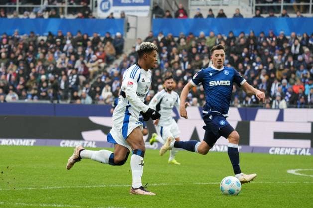 2. Bundesliga: Karlsruher SC vs Hamburger SV Königsdörffer Ransford-Yeboah (Hamburger SV 11) im Zweikampf mit Rapp Nicolai (Karlsruher SC 17) 2. Bundesliga: Karlsruher SC vs Hamburger SV, BBBank Wildpark, Sonntag 01.12.2024