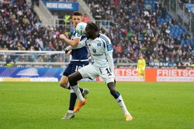 2. Bundesliga: Karlsruher SC vs Hamburger SV Wanitzek Marvin (Karlsruher SC 10) und Jatta Bakery (Hamburger SV 18) im Zweikampf um den Ball 2. Bundesliga: Karlsruher SC vs Hamburger SV, BBBank Wildpark, Sonntag 01.12.2024