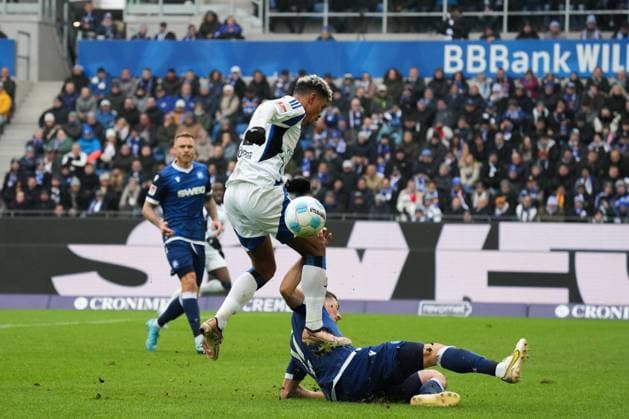 2. Bundesliga: Karlsruher SC vs Hamburger SV Königsdörffer Ransford-Yeboah (Hamburger SV 11) im Zweikampf mit Rapp Nicolai (Karlsruher SC 17) 2. Bundesliga: Karlsruher SC vs Hamburger SV, BBBank Wildpark, Sonntag 01.12.2024