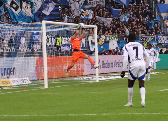 01.12.2024, xhettx, Fussball 2.Bundesliga, Karlsruher SC - Hamburger SV emspor, v.l. Max Weiß (Karlsruhe SC, 1) hält den Ball von Jean-Luc DompÃ (Hamburger SV, 7) (DFL DFB REGULATIONS PROHIBIT ANY USE OF PHOTOGRAPHS as IMAGE SEQUENCES and or QUASI-VIDEO) Karlsruhe