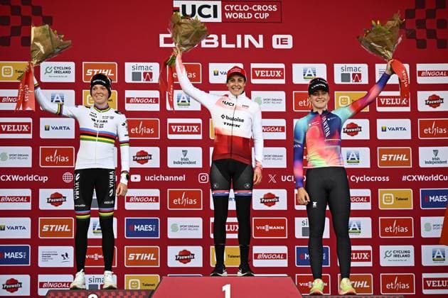 Sport Bilder des Tages Dutch Fem Van Empel, Dutch Lucinda Brand and British Zoe Backstedt celebrate on the podium after the women s elite race of the World Cup cyclocross cycling event in Dublin, Ireland, stage 2 (out of 12) of the UCI World Cup cyclocross competition, Sunday 01 December 2024. JASPERxJACOBS  x106948052x