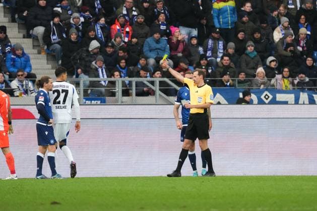 2. Bundesliga: Karlsruher SC vs Hamburger SV Gelbe Karte vom Sascha Stegemann (Schiedsrichter) an Selke Davie (Hamburger SV 27) 2. Bundesliga: Karlsruher SC vs Hamburger SV, BBBank Wildpark, Sonntag 01.12.2024