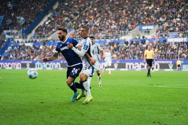 2. Bundesliga: Karlsruher SC vs Hamburger SV Zweikampf zwischen Schleusener Fabian (Karlsruher SC 24) und Muheim Miro (Hamburger SV 28) 2. Bundesliga: Karlsruher SC vs Hamburger SV, BBBank Wildpark, Sonntag 01.12.2024