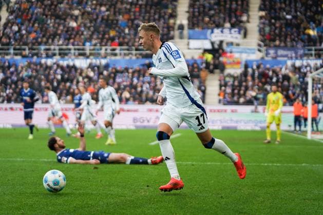 2. Bundesliga: Karlsruher SC vs Hamburger SV Karabec Adam (Hamburger SV 17) der den Ball im eigenen Strafraum zurückgeholt hat 2. Bundesliga: Karlsruher SC vs Hamburger SV, BBBank Wildpark, Sonntag 01.12.2024