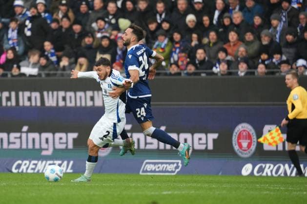 2. Bundesliga: Karlsruher SC vs Hamburger SV Zweikampf zwischen Mikelbrencis William (Hamburger SV 2) und Schleusener Fabian (Karlsruher SC 24) 2. Bundesliga: Karlsruher SC vs Hamburger SV, BBBank Wildpark, Sonntag 01.12.2024