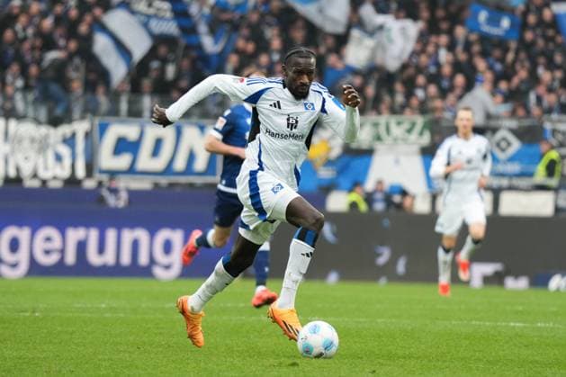 2. Bundesliga: Karlsruher SC vs Hamburger SV Jatta Bakery (Hamburger SV 18) am Ball in Richtung Strafraum des KSC 2. Bundesliga: Karlsruher SC vs Hamburger SV, BBBank Wildpark, Sonntag 01.12.2024