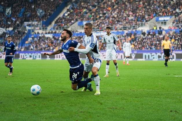 2. Bundesliga: Karlsruher SC vs Hamburger SV Zweikampf zwischen Schleusener Fabian (Karlsruher SC 24) und Muheim Miro (Hamburger SV 28) 2. Bundesliga: Karlsruher SC vs Hamburger SV, BBBank Wildpark, Sonntag 01.12.2024