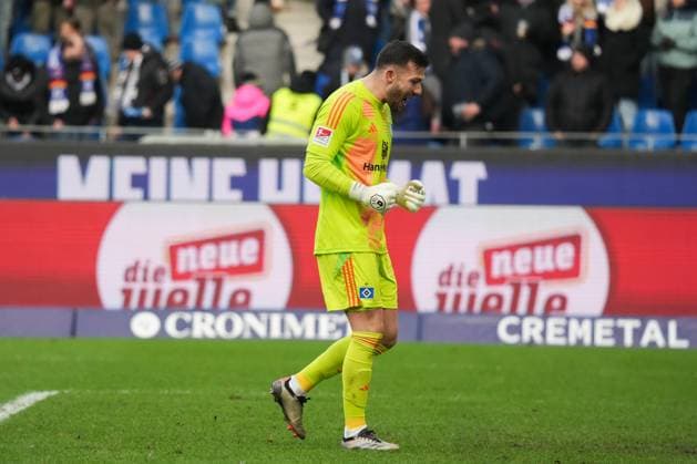 2. Bundesliga: Karlsruher SC vs Hamburger SV Heuer Fernandes Daniel (Hamburger SV 1) nach Abpfiff der sich über den Sieg freut 2. Bundesliga: Karlsruher SC vs Hamburger SV, BBBank Wildpark, Sonntag 01.12.2024