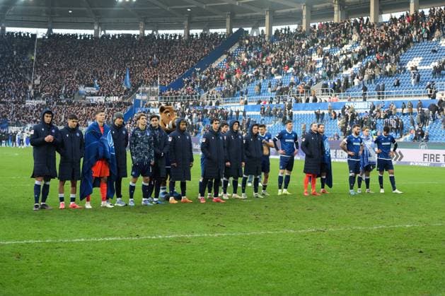 2. Bundesliga: Karlsruher SC vs Hamburger SV Das Team des KSC das sich bei Ihren Fans bedankt nach dem Spiel 2. Bundesliga: Karlsruher SC vs Hamburger SV, BBBank Wildpark, Sonntag 01.12.2024
