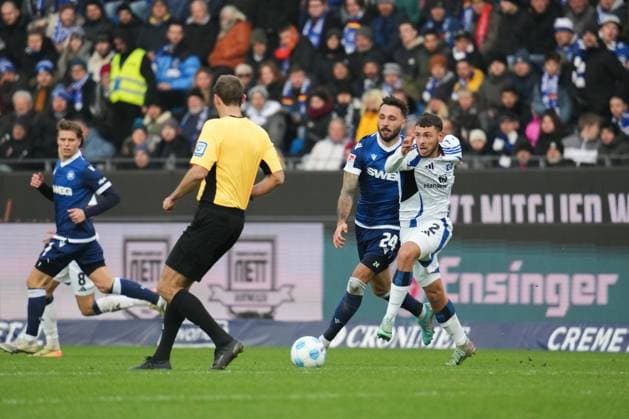 2. Bundesliga: Karlsruher SC vs Hamburger SV Zweikampf zwischen Mikelbrencis William (Hamburger SV 2) und Schleusener Fabian (Karlsruher SC 24) 2. Bundesliga: Karlsruher SC vs Hamburger SV, BBBank Wildpark, Sonntag 01.12.2024