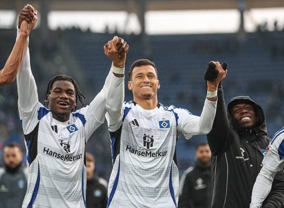 Feiern mit den Fans Fabio Balde (Hamburger SV, 45) Davie Selke (Hamburger SV, 27) Jean-Luc Dompe (Hamburger SV, 7) , Karlsruher SC vs. Hamburger SV, Fussball, 2. Bundesliga, 14. Spieltag, 2024 2025, 01.12.2024, DFL REGULATIONS PROHIBIT ANY USE OF PHOTOGRAPHS AS IMAGE SEQUENCES AND OR QUASI-VIDEO, Karlsruher SC vs. Hamburger SV, Fussball, 2. Bundesliga, 14. Spieltag, 2024 2025, 01.12.2024 Karlsruhe