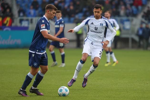 Davie Selke (Hamburger SV, 27) presst Marcel Beifus (Karlsruher SC, 04) , Karlsruher SC vs. Hamburger SV, Fussball, 2. Bundesliga, 14. Spieltag, 2024 2025, 01.12.2024, DFL REGULATIONS PROHIBIT ANY USE OF PHOTOGRAPHS AS IMAGE SEQUENCES AND OR QUASI-VIDEO, Karlsruher SC vs. Hamburger SV, Fussball, 2. Bundesliga, 14. Spieltag, 2024 2025, 01.12.2024 Karlsruhe