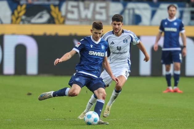 Marvin Wanitzek (Karlsruher SC, 10) vs. Daniel Elfadli (Hamburger SV, 8) , Karlsruher SC vs. Hamburger SV, Fussball, 2. Bundesliga, 14. Spieltag, 2024 2025, 01.12.2024, DFL REGULATIONS PROHIBIT ANY USE OF PHOTOGRAPHS AS IMAGE SEQUENCES AND OR QUASI-VIDEO, Karlsruher SC vs. Hamburger SV, Fussball, 2. Bundesliga, 14. Spieltag, 2024 2025, 01.12.2024 Karlsruhe