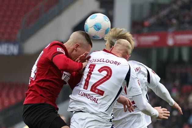 Kopfballszene im Hinrundenspiel der Saison 2024 2025 zwischen dem 1. FC Nürnberg und der Fortuna Düsseldorf in Nürnberg; 31 08 2024 -