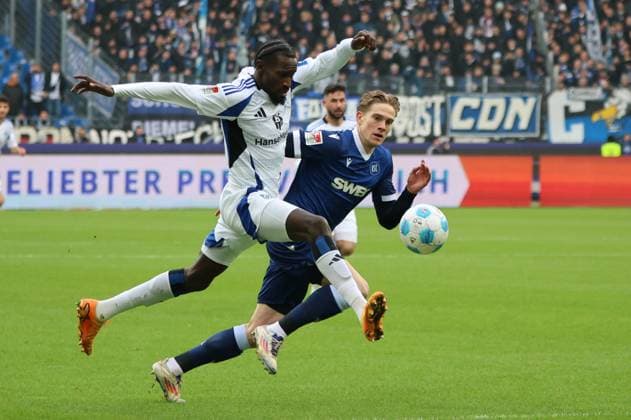 01.12.2024, Fussball, Herren, 2. Bundesliga, Saison 2024 2025, Karlsruher SC - Hamburger SV, David Herold (Karlsruher SC), Bakery Jatta (Hamburger SV) Karlsruhe BBBank Wildpark Baden-Württemberg Deutschland (DE)