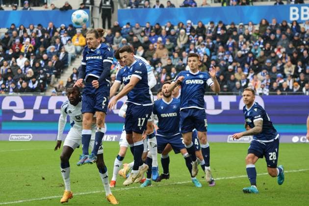 01.12.2024, Fussball, Herren, 2. Bundesliga, Saison 2024 2025, Karlsruher SC - Hamburger SV, Sebastian Jung (Karlsruher SC), Nicolai Rapp (Karlsruher SC), Marcel Franke (Karlsruher SC), Bakery Jatta (Hamburger SV) Karlsruhe BBBank Wildpark Baden-Württemberg Deutschland (DE)