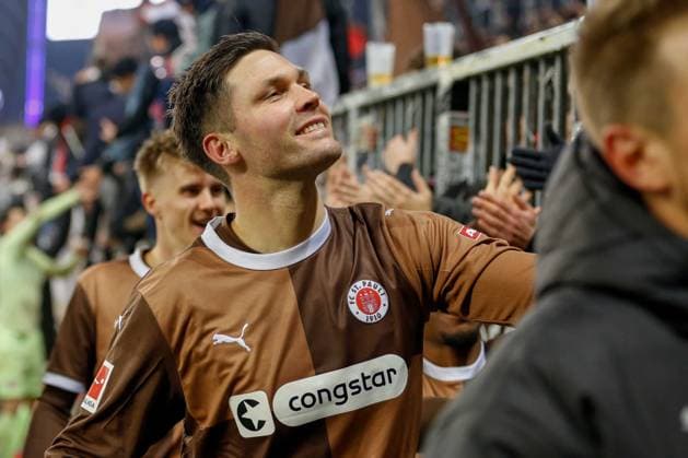 Schlussjubel Andreas Albers ( Pauli ) mit den Fans Deutschland , Hamburg , Millerntorstadion , Fussball , 1 . Bundesliga , FC St Pauli - KSV Holstein Kiel