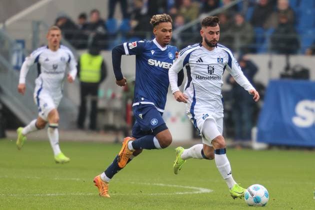 Marco Richter (Hamburger SV, 20) vs. Bambase Conte (Karlsruher SC, 31) , Karlsruher SC vs. Hamburger SV, Fussball, 2. Bundesliga, 14. Spieltag, 2024 2025, 01.12.2024, DFL REGULATIONS PROHIBIT ANY USE OF PHOTOGRAPHS AS IMAGE SEQUENCES AND OR QUASI-VIDEO, Karlsruher SC vs. Hamburger SV, Fussball, 2. Bundesliga, 14. Spieltag, 2024 2025, 01.12.2024 Karlsruhe