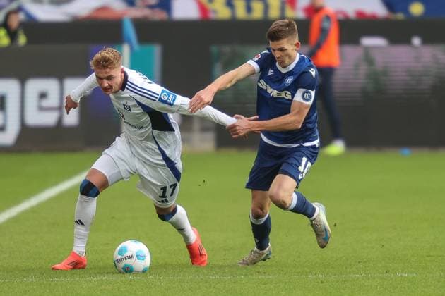 Adam Karabec (Hamburger SV, 17) vs. Marvin Wanitzek (Karlsruher SC, 10) , Karlsruher SC vs. Hamburger SV, Fussball, 2. Bundesliga, 14. Spieltag, 2024 2025, 01.12.2024, DFL REGULATIONS PROHIBIT ANY USE OF PHOTOGRAPHS AS IMAGE SEQUENCES AND OR QUASI-VIDEO, Karlsruher SC vs. Hamburger SV, Fussball, 2. Bundesliga, 14. Spieltag, 2024 2025, 01.12.2024 Karlsruhe