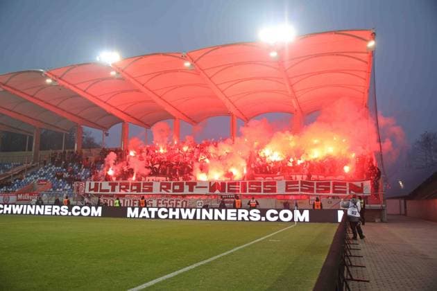 Sport Themen der Woche KW48 Sport Bilder des Tages 01.12.2024, Fussball, Herren, 3. Liga, Saison 2024 2025, 1. FC Saarbrücken - Rot-Weiss Essen, Fans von Rot-Weiss Essen zünden Pyrotechnik Saarbrücken Ludwigsparkstadion Saarland Deutschland (DE) *** 01 12 2024, Football, Men, 3 League, Season 2024 2025, 1 FC Saarbrücken Rot Weiss Essen, Fans of Rot Weiss Essen ignite pyrotechnics Saarbrücken Ludwigsparkstadion Saarland Germany EN Copyright: xFabianxKleerx