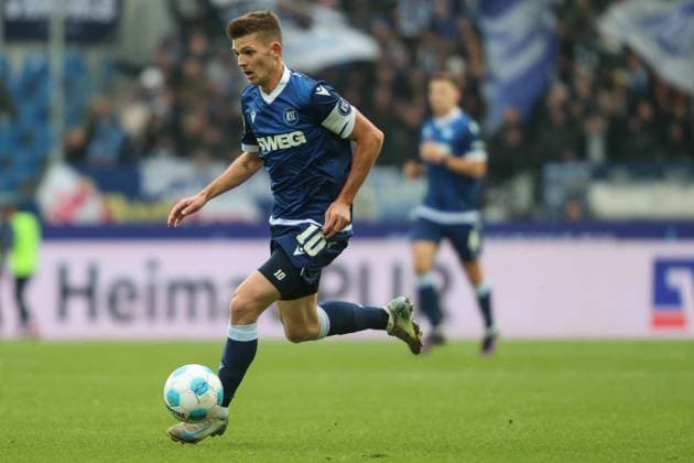 Marvin Wanitzek (Karlsruher SC, 10) , Karlsruher SC vs. Hamburger SV, Fussball, 2. Bundesliga, 14. Spieltag, 2024 2025, 01.12.2024, DFL REGULATIONS PROHIBIT ANY USE OF PHOTOGRAPHS AS IMAGE SEQUENCES AND OR QUASI-VIDEO, Karlsruher SC vs. Hamburger SV, Fussball, 2. Bundesliga, 14. Spieltag, 2024 2025, 01.12.2024 Karlsruhe