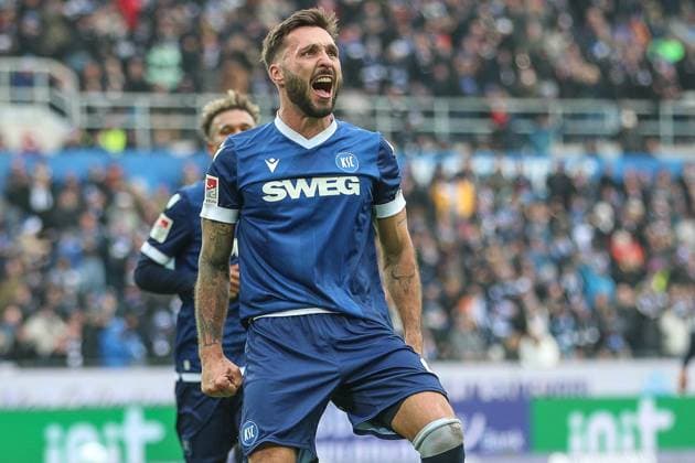 Fabian Schleusener (Karlsruher SC, 24) erzielte den Ausgleich zum 1:1 , Karlsruher SC vs. Hamburger SV, Fussball, 2. Bundesliga, 14. Spieltag, 2024 2025, 01.12.2024, DFL REGULATIONS PROHIBIT ANY USE OF PHOTOGRAPHS AS IMAGE SEQUENCES AND OR QUASI-VIDEO, Karlsruher SC vs. Hamburger SV, Fussball, 2. Bundesliga, 14. Spieltag, 2024 2025, 01.12.2024 Karlsruhe