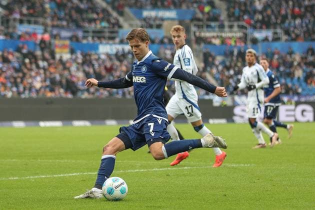 Flanke von Dzenis Burnic (Karlsruher SC, 07) Adam Karabec (Hamburger SV, 17) , Karlsruher SC vs. Hamburger SV, Fussball, 2. Bundesliga, 14. Spieltag, 2024 2025, 01.12.2024, DFL REGULATIONS PROHIBIT ANY USE OF PHOTOGRAPHS AS IMAGE SEQUENCES AND OR QUASI-VIDEO, Karlsruher SC vs. Hamburger SV, Fussball, 2. Bundesliga, 14. Spieltag, 2024 2025, 01.12.2024 Karlsruhe