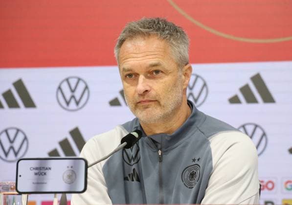 Sport Bilder des Tages 01.12.2024, xgrfx, Fussball Medientermine, Deutschland Frauen - Pressekonferenz und Abschlusstraining emspor, v.l. Christian Wück (Deutsche Frauennationalmannschaft) (DFL DFB REGULATIONS PROHIBIT ANY USE OF PHOTOGRAPHS as IMAGE SEQUENCES and or QUASI-VIDEO) Bochum
