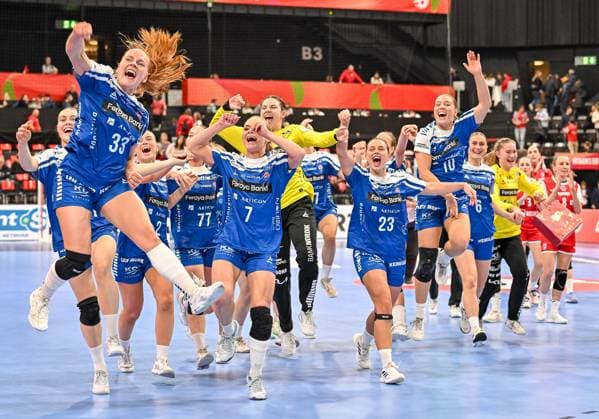 Bilder des Jahres 2024, Sport 12 Dezember Sport Themen der Woche KW48 Sport Bilder des Tages Team Faeroeer Inseln jubeln ueber das 17:17 gegen Kroatien mit Turid Arge Samuelsen (Faeroeer Inseln, 33), Bjarta Osberg Johansen (Faeroeer Inseln, 07), Liv Sveinbjoernsdottir Poulsen (Faeroeer Inseln, 23) und ihren Mitspielerinnen. SUI, Kroatien - Faeroeer Inseln, Frauen-Handball, Womens EHF EURO 2024, 2. Spieltag, Group D, 01.12.2024 SUI, Kroatien - Faeroeer Inseln, Frauen-Handball, Womens EHF EURO 2024, 2. Spieltag, Group D, 01.12.2024 Basel *** Team Faeroe Islands cheer about the 17 17 against Croatia with Turid Arge Samuelsen Faeroe Islands, 33 , Bjarta Osberg Johansen Faeroe Islands, 07 , Liv Sveinbjoernsdottir Poulsen Faeroe Islands, 23 and her teammates SUI, Croatia Faeroe Islands, Womens Handball, Womens EHF EURO 2024, Matchday 2, Group D, 01 12 2024 SUI, Croatia Faeroe Islands, Womens Handball, Womens EHF EURO 2024, Matchday 2, Group D, 01 12 2024 Basel Copyright: xEibner-Pressefoto ThomasxHessx EP_THS