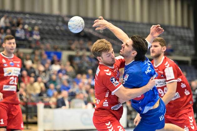 GER, 2.HBL, BHC06, BHC06 vs.HSG Nordhorn-Lingen 01.12.2024, Düsseldorf, Mitsubishi Electric HALLE, GER, 2. HBL, BHC06 vs.HSG Nordhorn-Lingen 2. HBL regulations prohibit any use of photographs as image sequences and or quasi-video im Bild Elias Ruddat ( HSG Nordhorn-Lingen 24 )gegen Eloy Morante Maldonado ( BHC 33 ).