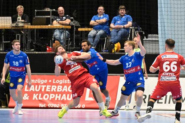 GER, 2.HBL, BHC06, BHC06 vs.HSG Nordhorn-Lingen 01.12.2024, Düsseldorf, Mitsubishi Electric HALLE, GER, 2. HBL, BHC06 vs.HSG Nordhorn-Lingen 2. HBL regulations prohibit any use of photographs as image sequences and or quasi-video im Bild Georg Pöhle ( HSG Nordhorn-Lingen 94 ) gegen Djibril MBengue ( Bergischer HC 11 ).