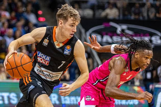 Sport Themen der Woche KW48 Sport Bilder des Tages Tobias Jensen (Rationpharm Ulm, 07) vs Phlandrous Fleming Jr. (Telekom Baskets Bonn, 04) Telekom Baskets Bonn vs. Ratiopharm Ulm, Basketball, easy Credit BBL 10.Spieltag, 2024 2025, 01.12.2024 Telekom Baskets Bonn vs. Ratiopharm Ulm, Basketball, easy Credit BBL 10. Spieltag, 2024 2025, 01.12.2024 Bonn *** Tobias Jensen Rationpharm Ulm, 07 vs Phlandrous Fleming Jr Telekom Baskets Bonn, 04 Telekom Baskets Bonn vs Ratiopharm Ulm, Basketball, easy Credit BBL 10 Matchday, 2024 2025, 01 12 2024 Telekom Baskets Bonn vs Ratiopharm Ulm, Basketball, easy Credit BBL 10 Matchday, 2024 2025, 01 12 2024 Bonn Copyright: xEibner-Pressefoto GerhardxWingenderx EP_GWR