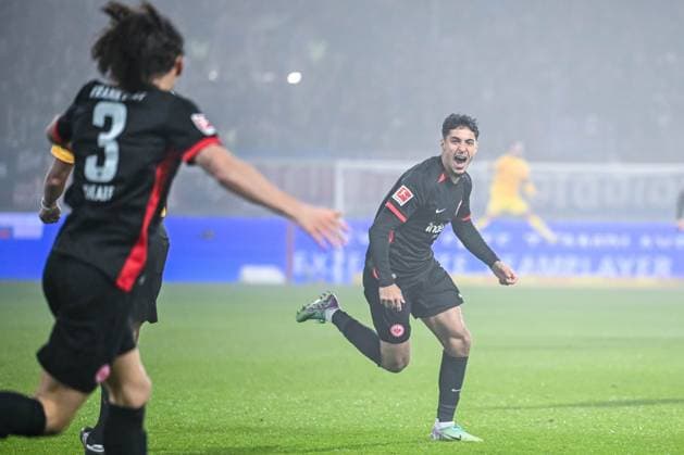 Sport Themen der Woche KW48 Sport Bilder des Tages Fares Chaibi (Eintracht Frankfurt) Torjubel, jubelt mit seiner Mannschaft nach treffer zum 0:2 waehrend des Spiels der 1. Bundesliga zwischen 1. FC Heidenheim 1846 und Eintracht Frankfurt, Voith-Arena am 01. December 2024 in Heidenheim, Deutschland. (Foto von Harry Langer DeFodi Images) +++ Fares Chaibi (Eintracht Frankfurt) celebrates after scoring his team s second goal with teammates during the Bundesliga match between 1. FC Heidenheim 1846 and Eintracht Frankfurt at Voith Arena on December 1, 2024 in Heidenheim, Germany. (Photo by Harry Langer DeFodi Images) DFL regulations prohibit any use of photographs as image sequences and or quasi-video. Defodi-541_FCHSGE20241201_027 *** Fares Chaibi Eintracht Frankfurt celebrates after scoring his team s second goal with teammates during the Bundesliga match between 1 FC Heidenheim 1846 and Eintracht Frankfurt, Voith Arena on December 01, 2024 in Heidenheim, Germany, Germany Photo by Harry Langer DeFodi Images Fares Chaibi Eintracht Frankfurt celebrates after scoring his team s second goal with teammates during the Bundesliga match between 1 FC Heidenheim 1846 and Eintracht Frankfurt at Voith Arena on December 1, 2024 in Heidenheim, Germany Photo by Harry Langer DeFodi Images DFL regulations prohibit any use of photographs as image sequences and or quasi video Defodi 541 FCHSGE20241201 027 Defodi-541 DFL regulations prohibit any use of photographs as image sequences and or quasi-video.
