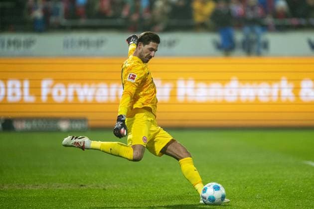 Kevin Trapp (Eintracht Frankfurt, 01), GER, FC Heidenheim vs. Eintracht Frankfurt, Fussball, Bundesliga, 12. Spieltag, Spielzeit 2024 2025, 01.12.2024, DFB DFL REGULATIONS PROHIBIT ANY USE OF PHOTOGRAPHS AS IMAGE SEQUENCES AND OR QUASI-VIDEO, Eibner-Pressefoto Sascha Walther GER, FC Heidenheim vs. Eintracht Frankfurt, Fussball, Bundesliga, 12. Spieltag, Spielzeit 2024 2025, 01.12.2024 Heidenheim *** Kevin Trapp Eintracht Frankfurt, 01 , GER, FC Heidenheim vs Eintracht Frankfurt, Football, Bundesliga, Matchday 12, Season 2024 2025, 01 12 2024, DFB DFL REGULATIONS PROHIBIT ANY USE OF PHOTOGRAPHS AS IMAGE SEQUENCES AND OR QUASI VIDEO, Eibner Pressefoto Sascha Walther GER, FC Heidenheim vs Eintracht Frankfurt, Football, Bundesliga, Matchday 12, Season 2024 2025, 01 12 2024 Heidenheim Copyright: xEibner-Pressefotox EP_EER