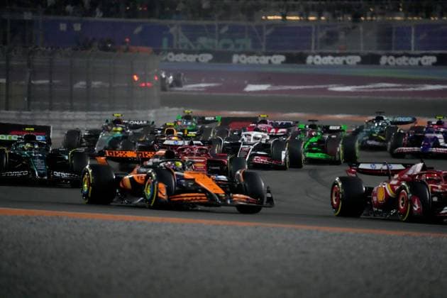 01.12.2024, Losail International Circuit, Doha, Formula 1 Qatar Airways Qatar Grand Prix 2024 ,im Bild Oscar Piastri (AUS), McLaren F1 Team, Carlos Sainz Jr. (ESP), Scuderia Ferrari HP, Fernando Alonso (ESP), Aston Martin Aramco Cognizant Formula One Team, Nico Hülkenberg (DEU), MoneyGram Haas F1 Team (Photo by Hasan Bratic DeFodi Images) Defodi-506_20241201_hbr_0322