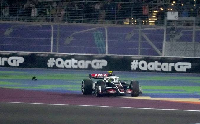 01.12.2024, Losail International Circuit, Doha, Formula 1 Qatar Airways Qatar Grand Prix 2024 ,im Bild Nach einer Kollison muss Nico Hülkenberg (DEU), MoneyGram Haas F1 Team mit einem defekten Reifen zurück in die Box. (Photo by Hasan Bratic DeFodi Images) Defodi-506_20241201_hbr_0408