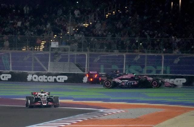 01.12.2024, Losail International Circuit, Doha, Formula 1 Qatar Airways Qatar Grand Prix 2024 ,im Bild Nach einer Kollison muss Nico Hülkenberg (DEU), MoneyGram Haas F1 Team mit einem defekten Reifen zurück in die Box. (Photo by Hasan Bratic DeFodi Images) Defodi-506_20241201_hbr_0413